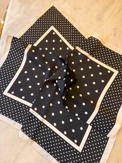 essentials - Pañoleta Satinada Negra
