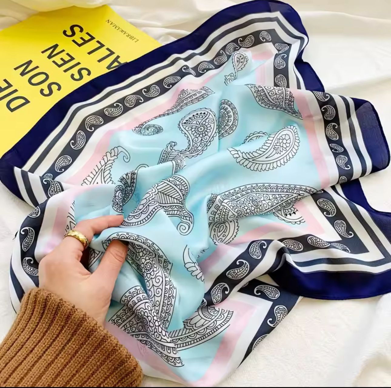 essentials - Pañoleta Satinada Filo Azul
