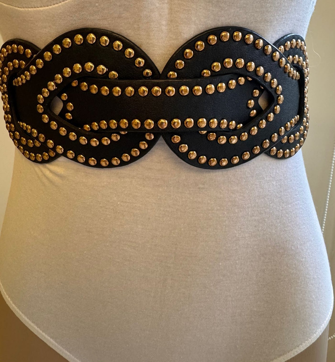 Unico - Cinturon tachas Engomado Negro