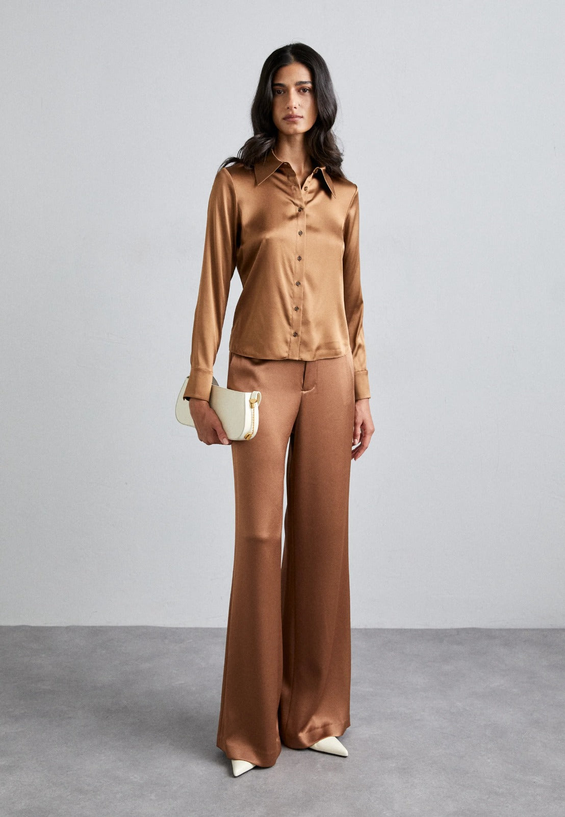 MNG - Pantalón satinado detalle pinzas