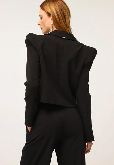 Cinntre - Cropped Blazer lanza perfume Black Tailoring
