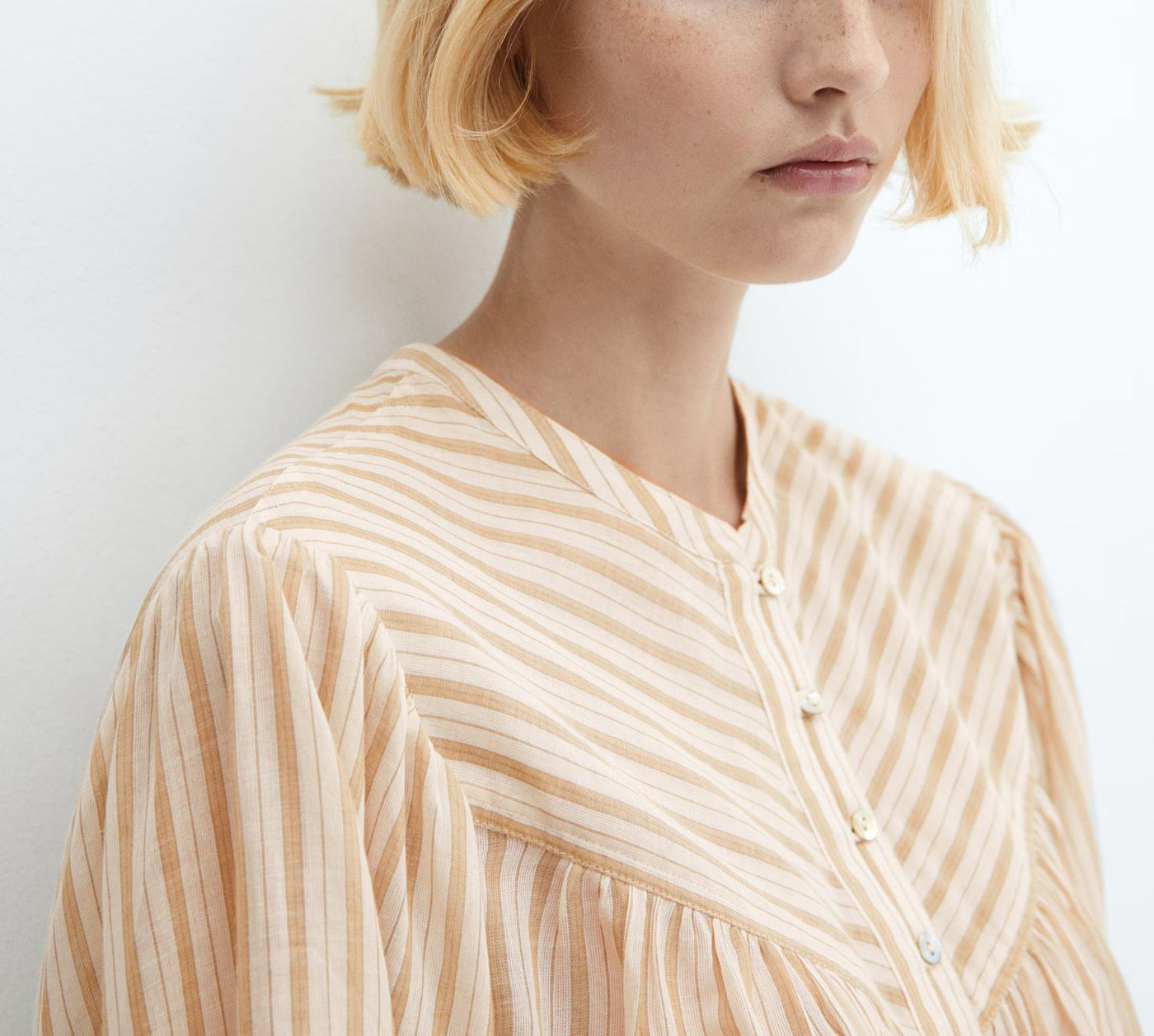 MNG -Blusa botones manga abullonada