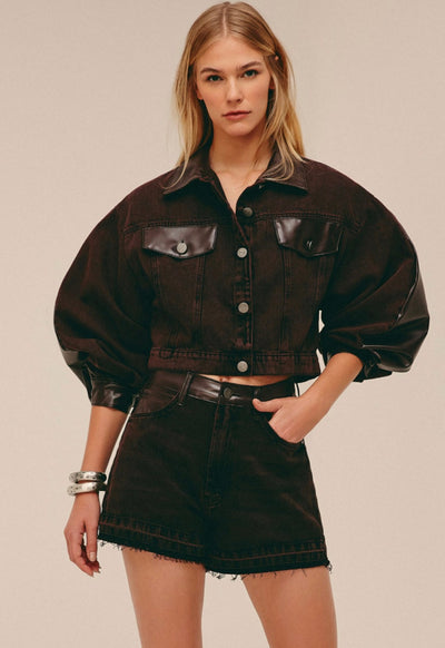CINNTRE- DIMY SHORT DE JEAN CON DETALLES DE CUERINA